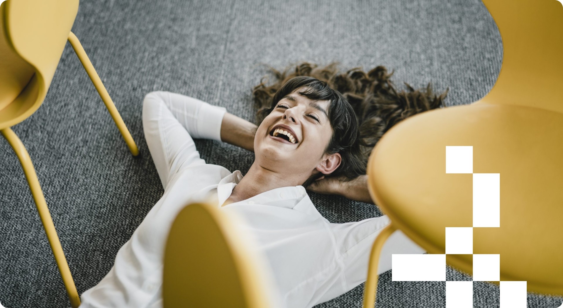 Avslappnad person på kontor med gula stolar